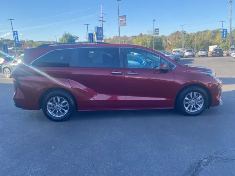 More photos of 2023 Toyota Sienna XLE at Jay Wolfe Acura, MO