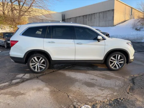 More photos of 2017 Honda Pilot Touring at Acura of Overland Park, KS