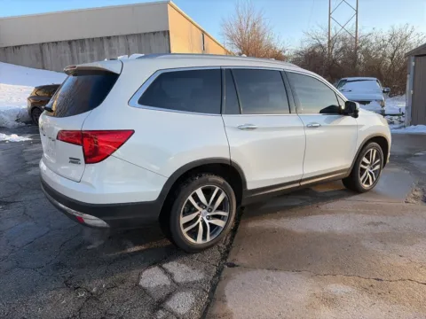 More photos of 2017 Honda Pilot Touring at Acura of Overland Park, KS