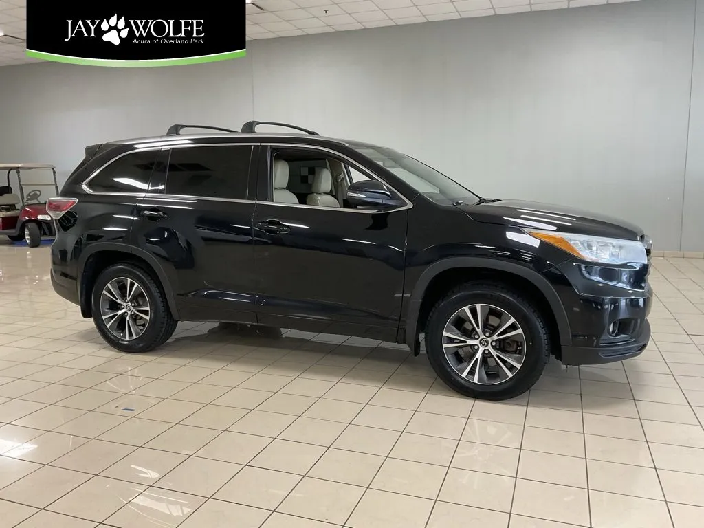 Used 2016 Toyota Highlander XLE with VIN 5TDJKRFH3GS328035 for sale in Kansas City