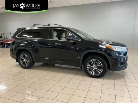 Black 2016 Toyota Highlander XLE for sale in Overland Park, KS
