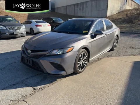 Gray 2018 Toyota Camry SE for sale in Overland Park, KS