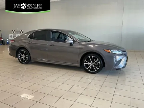 Gray 2018 Toyota Camry SE for sale in Overland Park, KS