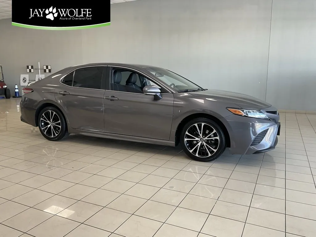 Used 2018 Toyota Camry SE with VIN 4T1B11HK9JU617646 for sale in Kansas City