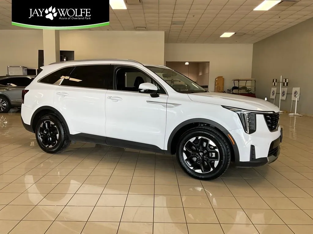 White 2024 Kia Sorento S for sale in Overland Park, KS