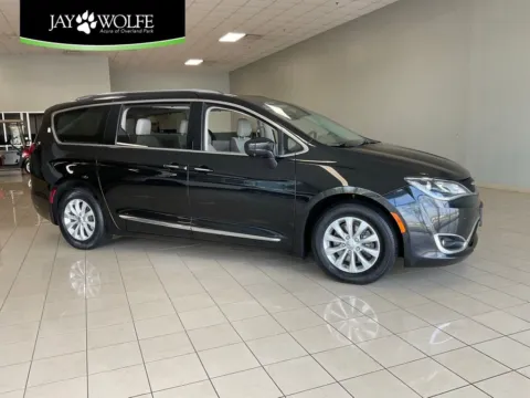 Black 2018 Chrysler Pacifica Touring L for sale in Overland Park, KS