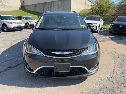 Photos of 2018 Chrysler Pacifica Touring L for sale in Overland Park, KS at Acura of Overland Park