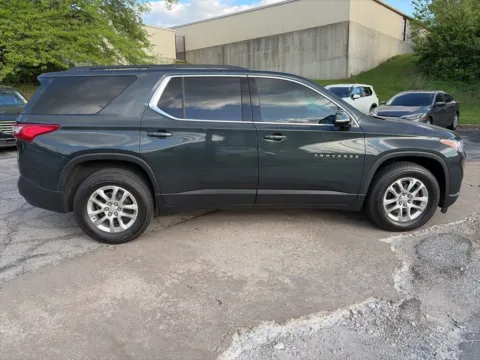 More photos of 2021 Chevrolet Traverse LT Cloth at Acura of Overland Park, KS