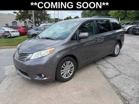 Gray 2017 Toyota Sienna XLE for sale in Overland Park, KS
