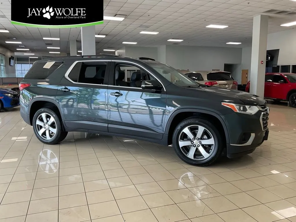 Used 2020 Chevrolet Traverse 3LT with VIN 1GNEVHKW4LJ194383 for sale in Kansas City