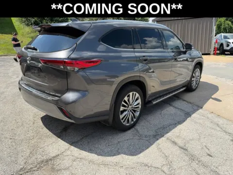 More photos of 2022 Toyota Highlander Platinum at Acura of Overland Park, KS