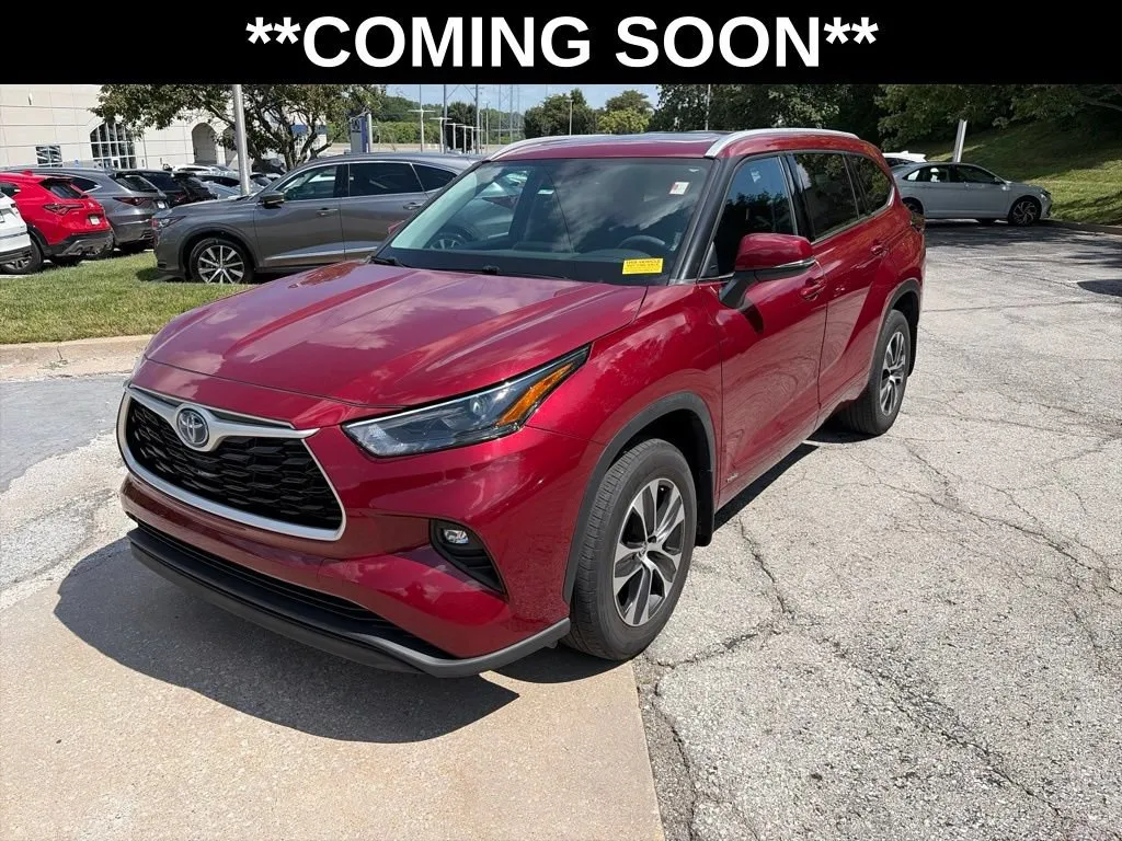 Red 2022 Toyota Highlander Hybrid XLE for sale in Overland Park, KS