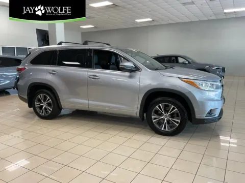 Silver 2016 Toyota Highlander XLE for sale in Overland Park, KS