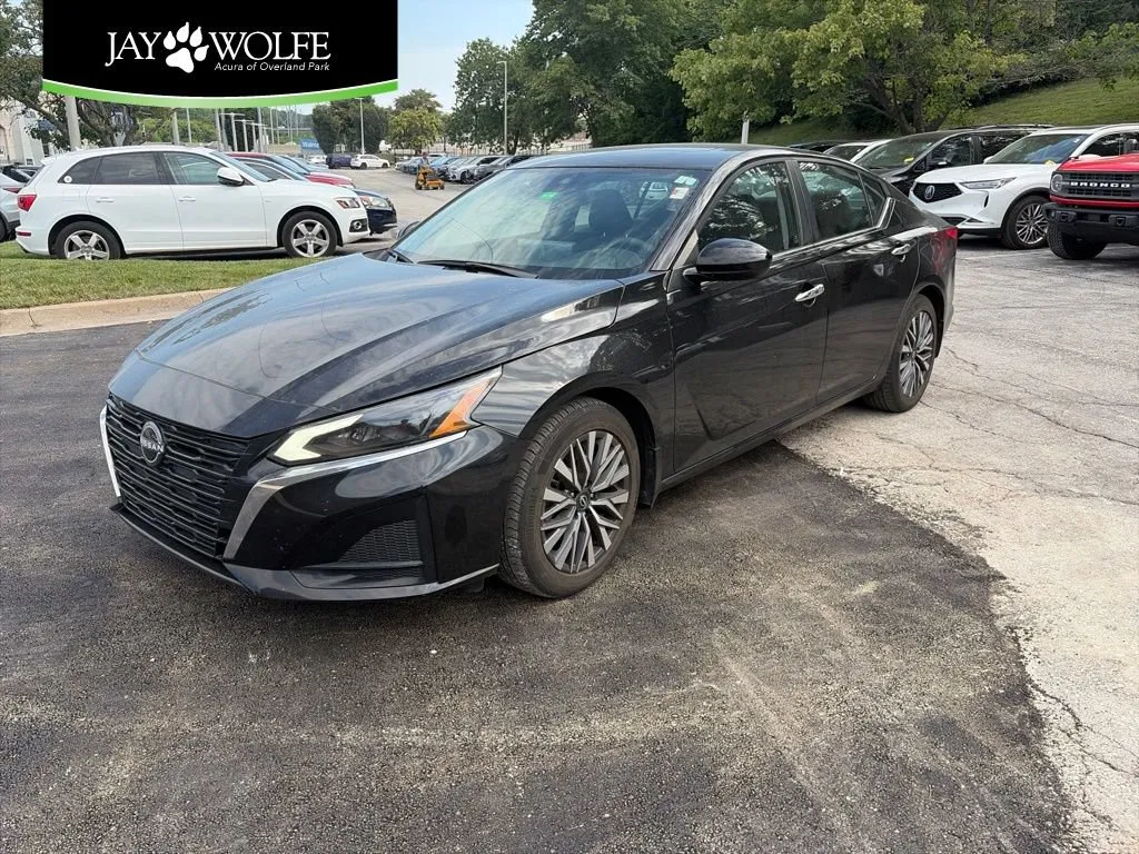 Used 2023 Nissan Altima SV with VIN 1N4BL4DV5PN404427 for sale in Kansas City