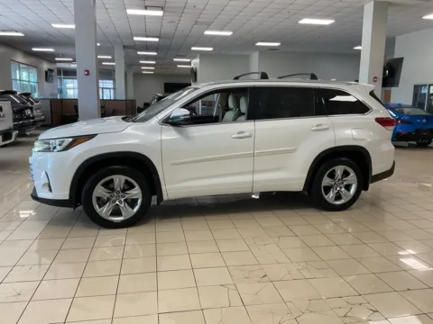 More photos of 2019 Toyota Highlander Limited at Acura of Overland Park, KS