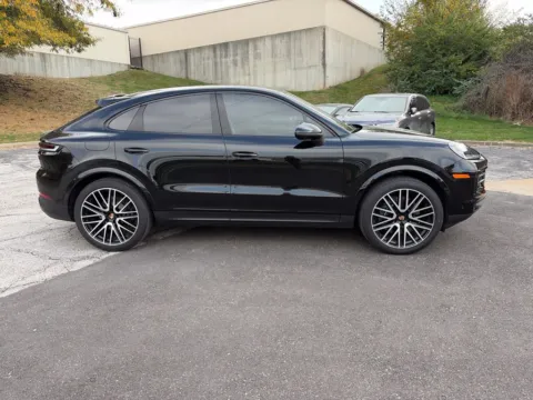 More photos of 2025 Porsche Cayenne at Acura of Overland Park, KS