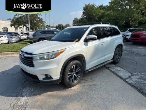 White 2016 Toyota Highlander XLE for sale in Overland Park, KS