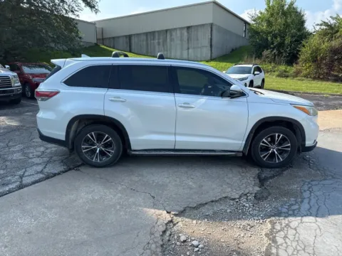 More photos of 2016 Toyota Highlander XLE at Acura of Overland Park, KS