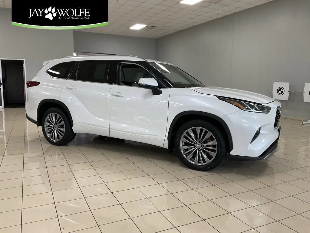 White 2020 Toyota Highlander Platinum for sale in Overland Park, KS