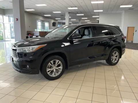 Photos of 2015 Toyota Highlander XLE for sale in Overland Park, KS at Acura of Overland Park
