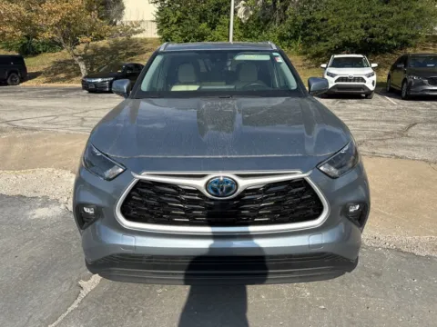 Photos of 2024 Toyota Highlander Hybrid XLE for sale in Overland Park, KS at Acura of Overland Park