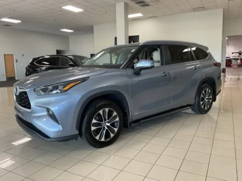 Another view of 2024 Toyota Highlander Hybrid XLE for sale in Overland Park, KS at Acura of Overland Park