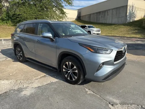 Another view of 2024 Toyota Highlander Hybrid XLE for sale in Overland Park, KS at Acura of Overland Park