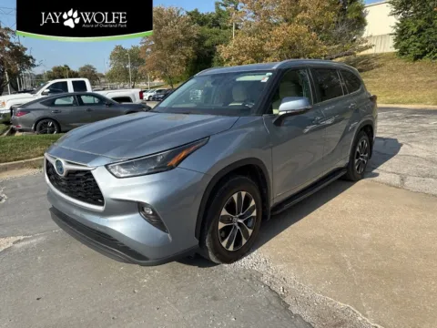 Silver 2024 Toyota Highlander Hybrid XLE for sale in Overland Park, KS