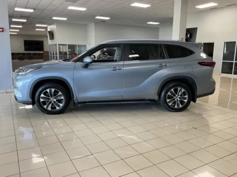 More photos of 2024 Toyota Highlander Hybrid XLE at Acura of Overland Park, KS