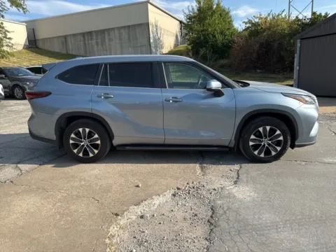 More photos of 2024 Toyota Highlander Hybrid XLE at Acura of Overland Park, KS