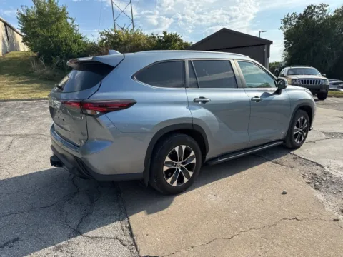 More photos of 2024 Toyota Highlander Hybrid XLE at Acura of Overland Park, KS