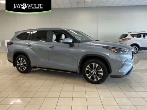 Silver 2024 Toyota Highlander Hybrid XLE for sale in Overland Park, KS