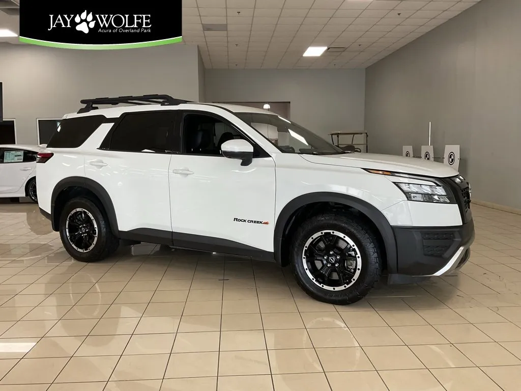 White 2023 Nissan Pathfinder Rock Creek for sale in Overland Park, KS