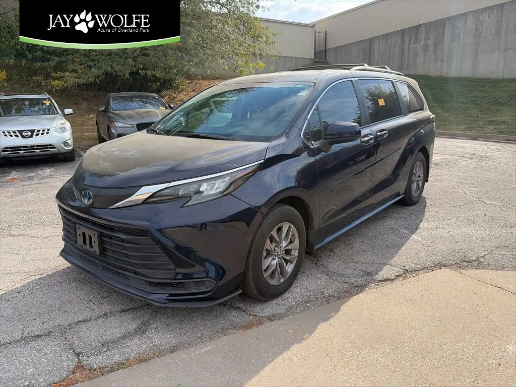 Used 2024 Toyota Sienna LE with VIN 5TDBRKEC7RS185381 for sale in Kansas City