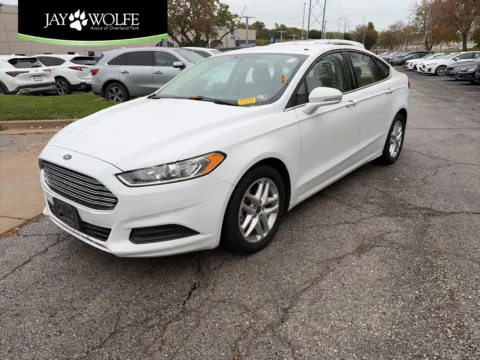 White 2016 Ford Fusion SE for sale in Overland Park, KS