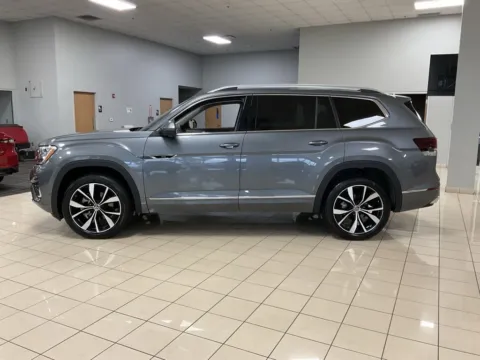 More photos of 2024 Volkswagen Atlas 2.0T SEL Premium R-Line at Acura of Overland Park, KS