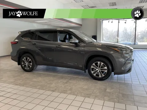 Green 2021 Toyota Highlander Hybrid XLE for sale in Kansas City, MO