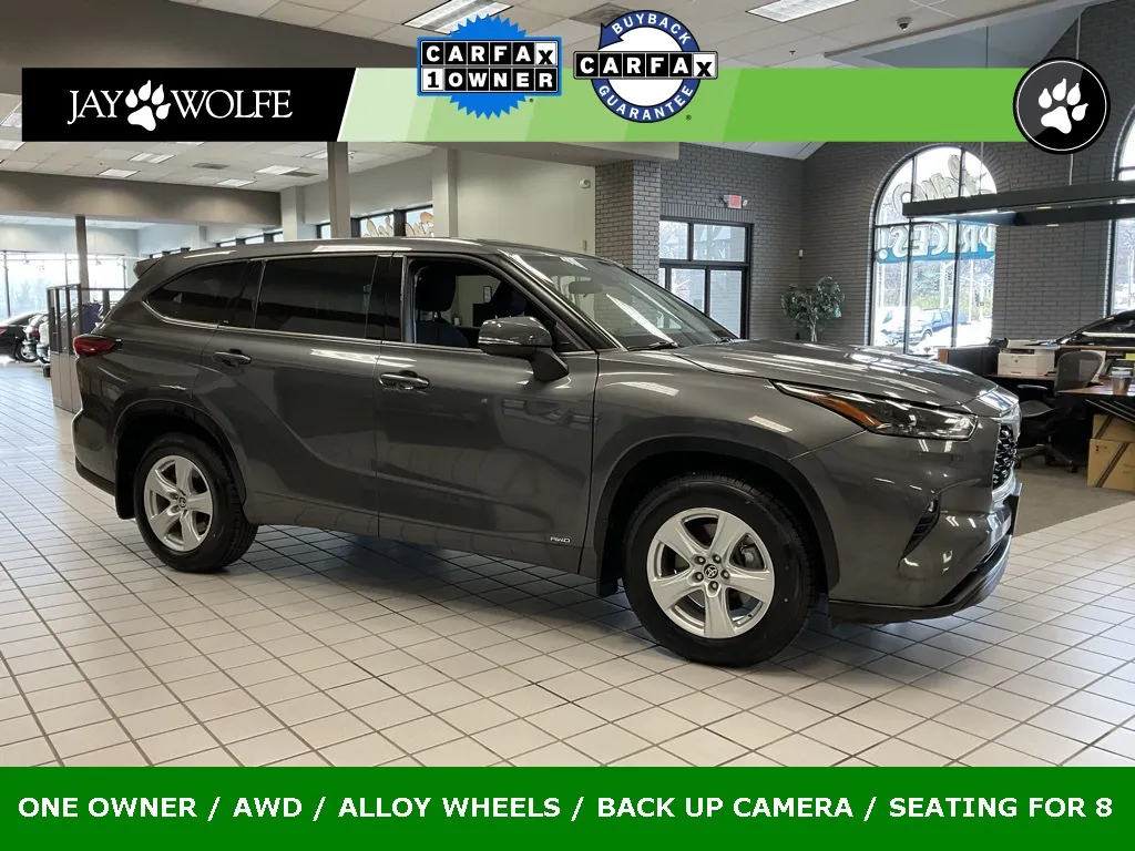 Gray 2022 Toyota Highlander Hybrid LE for sale in Kansas City, MO