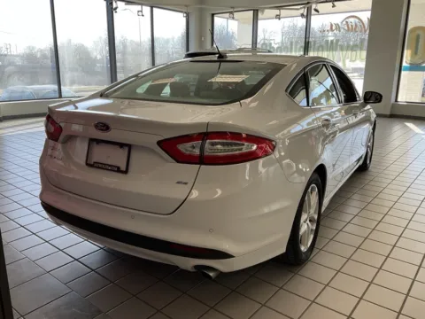 More photos of 2016 Ford Fusion SE at Jay Wolfe Auto Outlet, MO