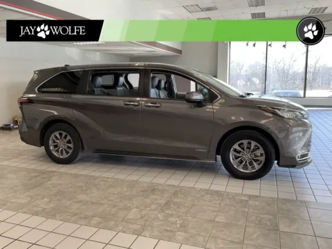 Green 2021 Toyota Sienna XLE for sale in Kansas City, MO