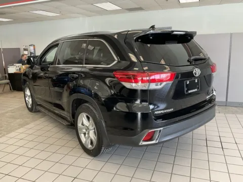 More photos of 2017 Toyota Highlander Limited at Jay Wolfe Auto Outlet, MO