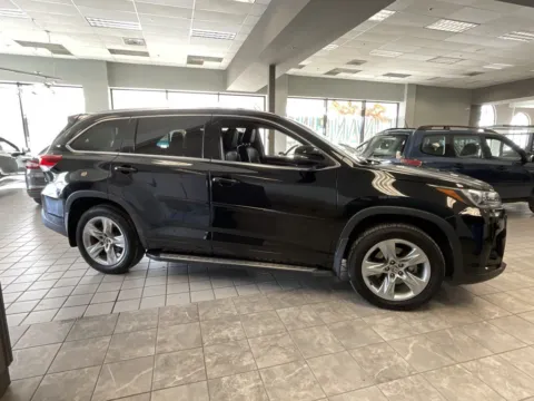 More photos of 2017 Toyota Highlander Limited at Jay Wolfe Auto Outlet, MO