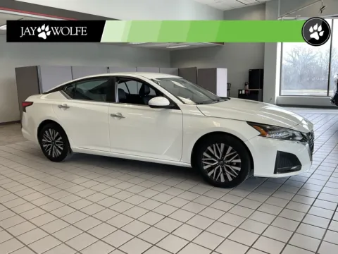 White 2023 Nissan Altima 2.5 SV for sale in Kansas City, MO
