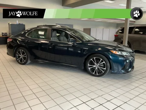 Green 2020 Toyota Camry Hybrid SE for sale in Kansas City, MO