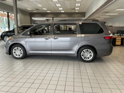 More photos of 2016 Toyota Sienna L at Jay Wolfe Auto Outlet, MO