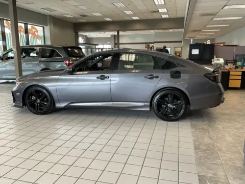 More photos of 2018 Honda Accord Sport at Jay Wolfe Auto Outlet, MO