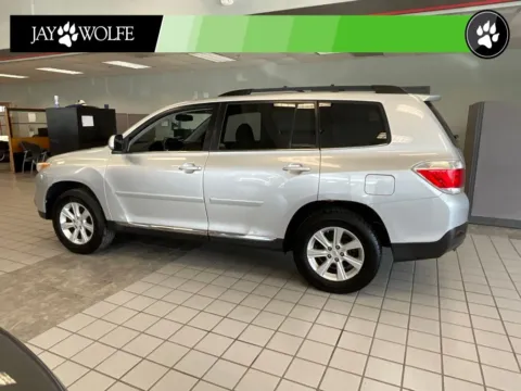 More photos of 2011 Toyota Highlander SE at Jay Wolfe Auto Outlet, MO
