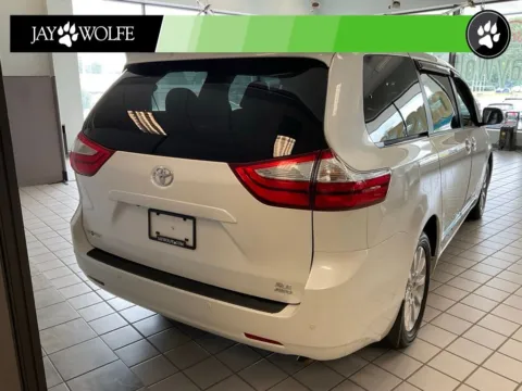 More photos of 2016 Toyota Sienna XLE Premium at Jay Wolfe Auto Outlet, MO