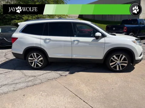 More photos of 2017 Honda Pilot Touring at Jay Wolfe Auto Outlet, MO