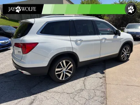 More photos of 2017 Honda Pilot Touring at Jay Wolfe Auto Outlet, MO